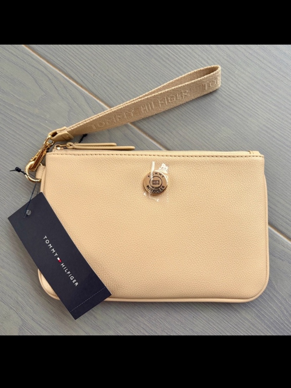 Tommy Hilfiger Beige Tan Wristlet with Gold Accents 🖤